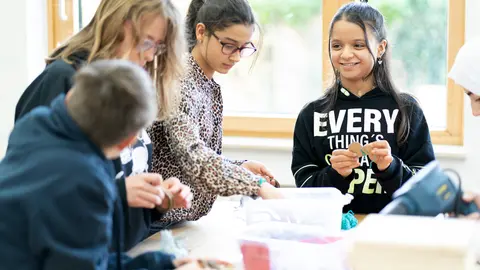 Schülerinnen zusammen am basteln