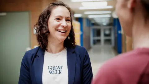 Eine Lehrerin im Gespräch.