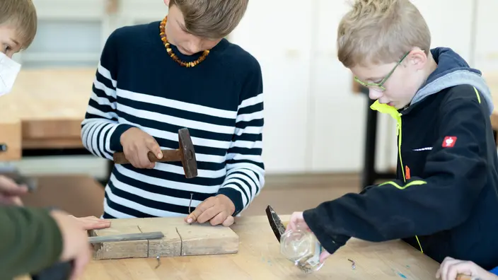 Schüler arbeiten zusammen in der Werkstatt