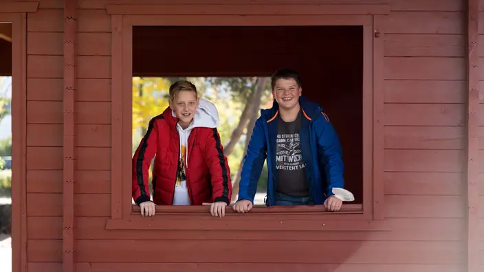 Mehrere Schüler im Baumhaus